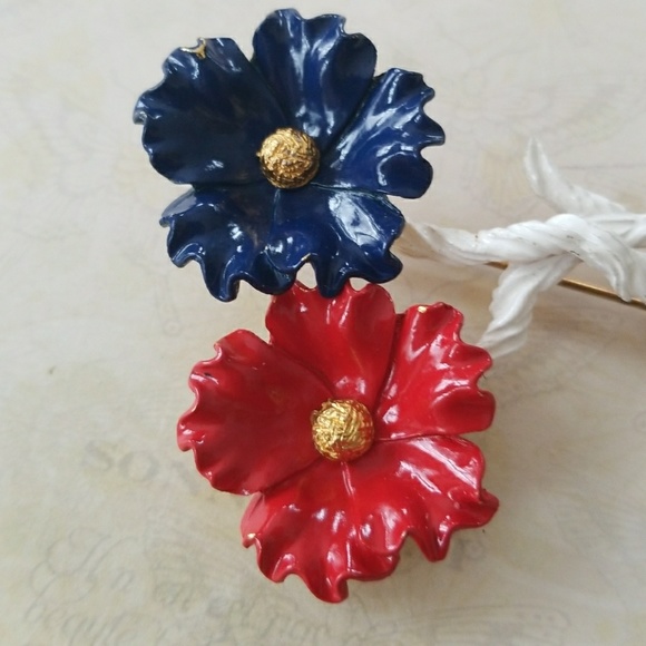Vintage Mid Century Red White and Blue Enamel Flower Brooch - Picture 5 of 9